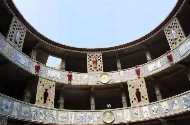 5年花光積蓄!89歲阿嬤用6萬件瓷器「打造千年瓷宮」 為圓夢砸2億5千萬「甘願住茅棚穿破衣」