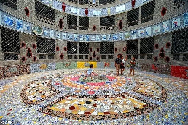 5年花光積蓄!89歲阿嬤用6萬件瓷器「打造千年瓷宮」 為圓夢砸2億5千萬「甘願住茅棚穿破衣」