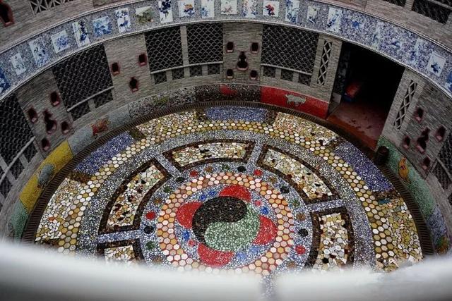 5年花光積蓄!89歲阿嬤用6萬件瓷器「打造千年瓷宮」 為圓夢砸2億5千萬「甘願住茅棚穿破衣」