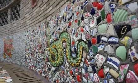 5年花光積蓄!89歲阿嬤用6萬件瓷器「打造千年瓷宮」 為圓夢砸2億5千萬「甘願住茅棚穿破衣」