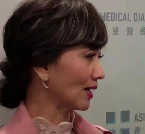 不再裝嫩!凍齡女神趙雅芝 還原65歲該有的容貌,網友:終於變回自然