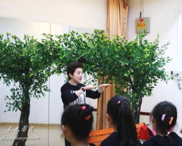 小婉君長大了!罕曝39歲凍齡照「俐落短髮+童顏」 坦言「改行很久了」網驚:形象差好多