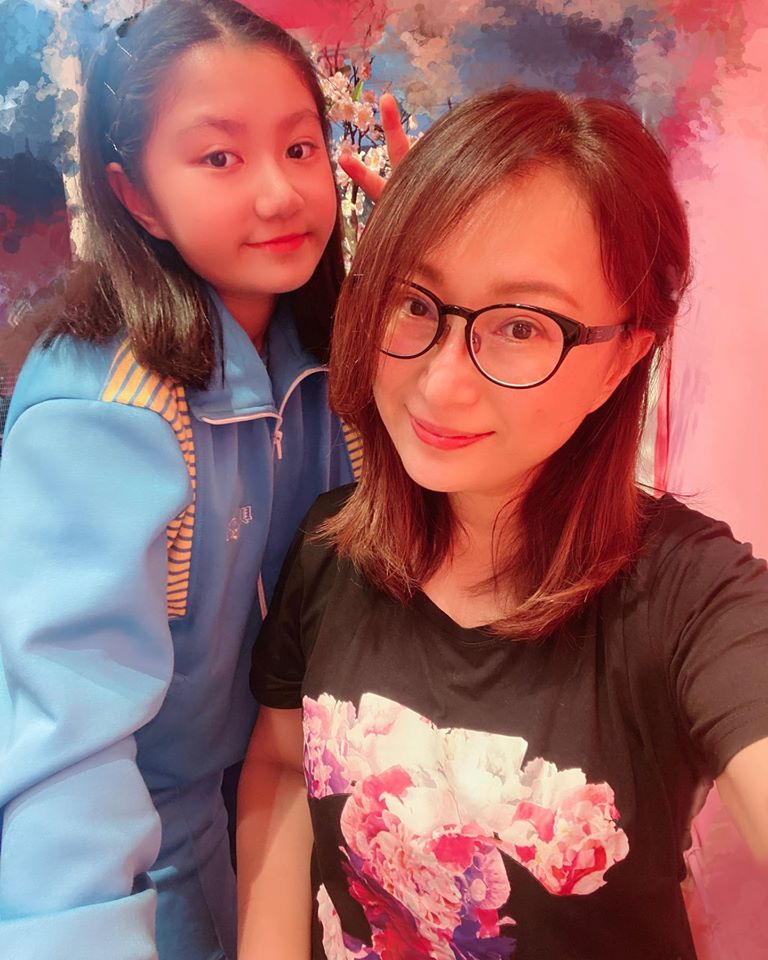 家人就是我的全世界！王瑞霞「結婚15年猶如熱戀」最愛洗手作羹湯　「有女兒好滿足」母女合照美翻天