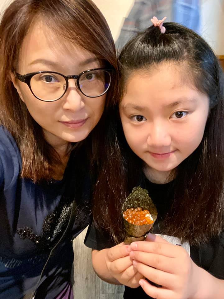 家人就是我的全世界！王瑞霞「結婚15年猶如熱戀」最愛洗手作羹湯　「有女兒好滿足」母女合照美翻天