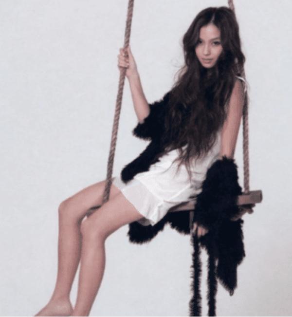 變身小龍女!Baby模特私照曝光,凌空「掛在一根繩子上」盪鞦韆,無修圖鏡頭下,一張混血臉美爆了