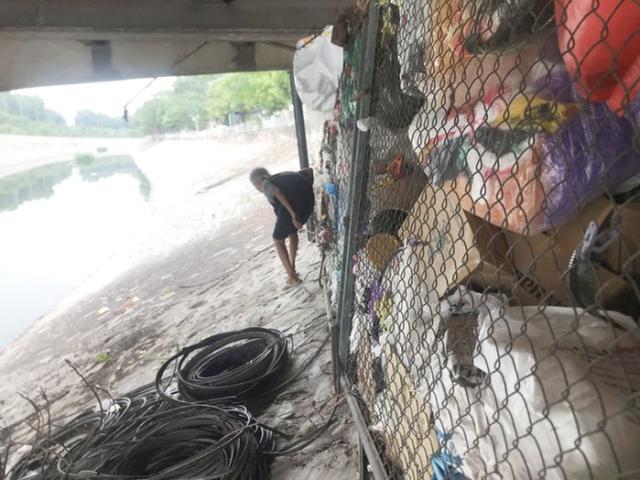 74歲嬤甘願「生活在橋下」讓兒全家有房住!獨居10年撿回收度日 堅持「不靠小孩」養活自己:他們也很辛苦