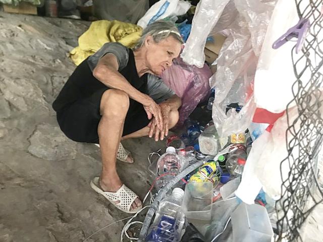 74歲嬤甘願「生活在橋下」讓兒全家有房住!獨居10年撿回收度日 堅持「不靠小孩」養活自己:他們也很辛苦