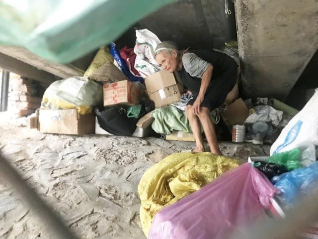 74歲嬤甘願「生活在橋下」讓兒全家有房住!獨居10年撿回收度日 堅持「不靠小孩」養活自己:他們也很辛苦