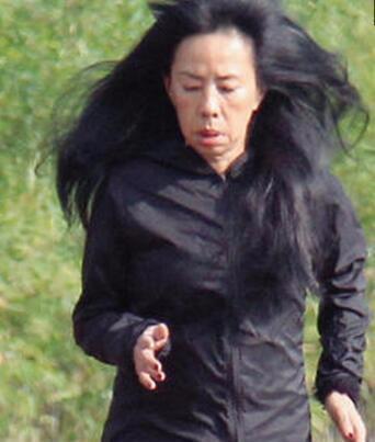 發嫂遭批配不上周潤發！他霸氣宣告：「漂亮女人我看太多」強調心靈美最重要　老母也最疼媳婦：她非常偉大