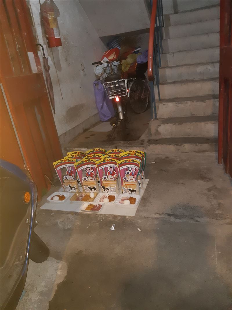 12尊紙神像坐樓梯口！前面還有「供品插滿香」他發毛貼牆走　內行人看完愣住「怎麼會出現在這裡」