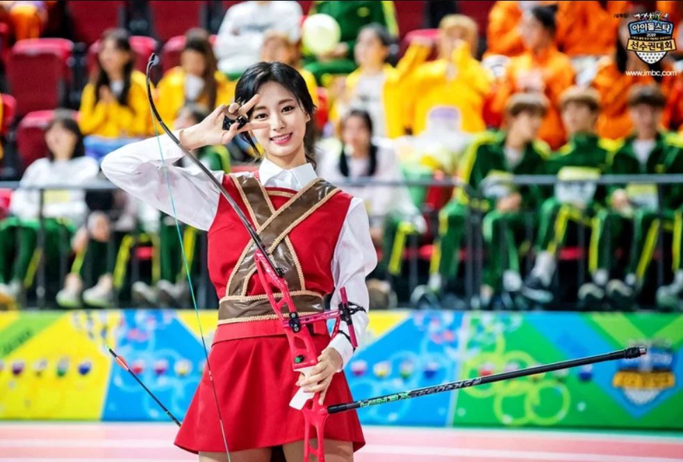 又發現射箭女神!場上「絕美仙氣側臉」吸目光 下一秒回眸甜笑「撞臉漫畫女主角」:想娶她 ❤️