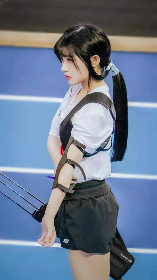 又發現射箭女神!場上「絕美仙氣側臉」吸目光 下一秒回眸甜笑「撞臉漫畫女主角」:想娶她 ❤️