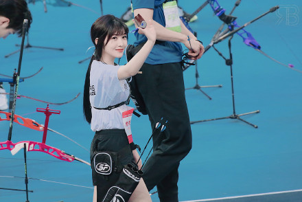 又發現射箭女神!場上「絕美仙氣側臉」吸目光 下一秒回眸甜笑「撞臉漫畫女主角」:想娶她 ❤️