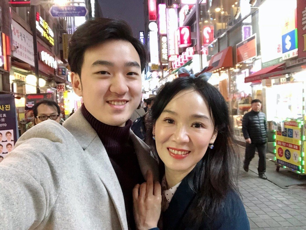 挺台大兒棄美名校！徐薇帥兒「投入電玩月入15萬」隨老闆出差　消失2年近況曝：很滿意目前生活