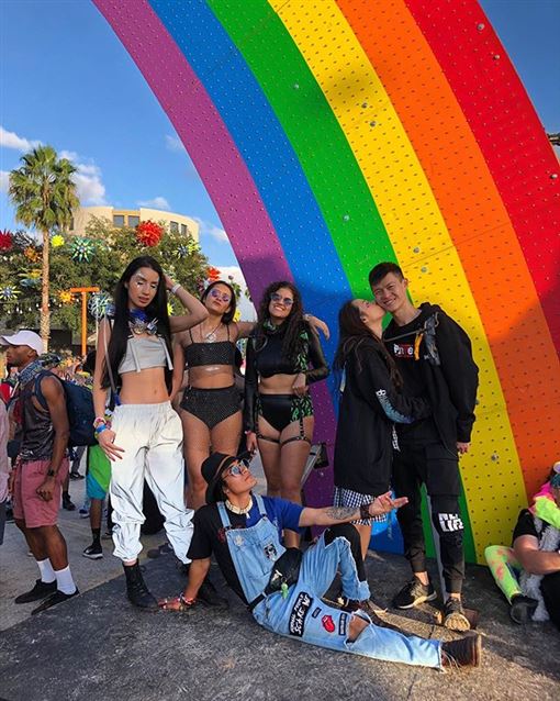 滴妹戀愛了？網友抓包「抱腰獻吻知名Youtuber」　加碼曝「兩人曖昧互動影片」：哥哥也認證❤️