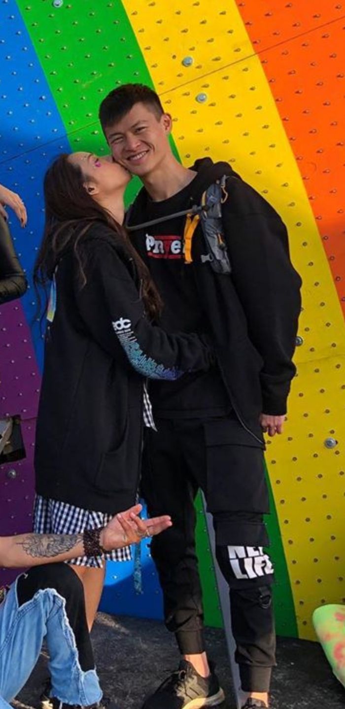 滴妹戀愛了？網友抓包「抱腰獻吻知名Youtuber」　加碼曝「兩人曖昧互動影片」：哥哥也認證❤️