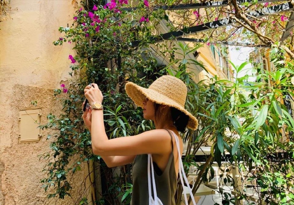 離婚後也不孤單！38歲宋慧喬「曬辣照慶生」大秀S曲線   「素顏靠男友人懷裡」嘟嘴賣萌心情佳