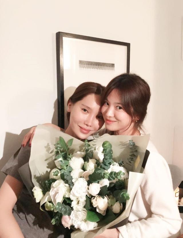 離婚後也不孤單！38歲宋慧喬「曬辣照慶生」大秀S曲線   「素顏靠男友人懷裡」嘟嘴賣萌心情佳