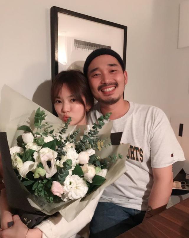 離婚後也不孤單！38歲宋慧喬「曬辣照慶生」大秀S曲線   「素顏靠男友人懷裡」嘟嘴賣萌心情佳