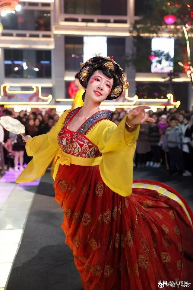 真人不倒翁女神爆紅!上千遊客「擠斷3根隔離帶」排隊求牽手,卸掉貴妃妝露出素顏後,網友:我戀愛了