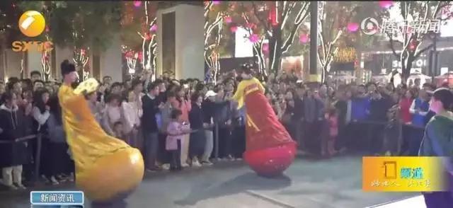 真人不倒翁女神爆紅!上千遊客「擠斷3根隔離帶」排隊求牽手,卸掉貴妃妝露出素顏後,網友:我戀愛了