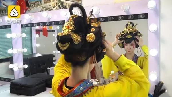 真人不倒翁女神爆紅!上千遊客「擠斷3根隔離帶」排隊求牽手,卸掉貴妃妝露出素顏後,網友:我戀愛了