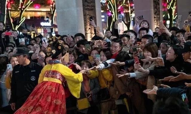 真人不倒翁女神爆紅!上千遊客「擠斷3根隔離帶」排隊求牽手,卸掉貴妃妝露出素顏後,網友:我戀愛了