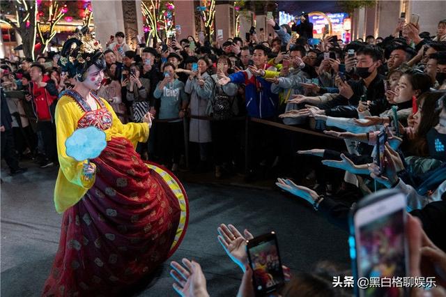 真人不倒翁女神爆紅!上千遊客「擠斷3根隔離帶」排隊求牽手,卸掉貴妃妝露出素顏後,網友:我戀愛了