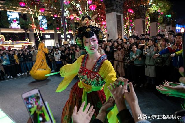 真人不倒翁女神爆紅!上千遊客「擠斷3根隔離帶」排隊求牽手,卸掉貴妃妝露出素顏後,網友:我戀愛了