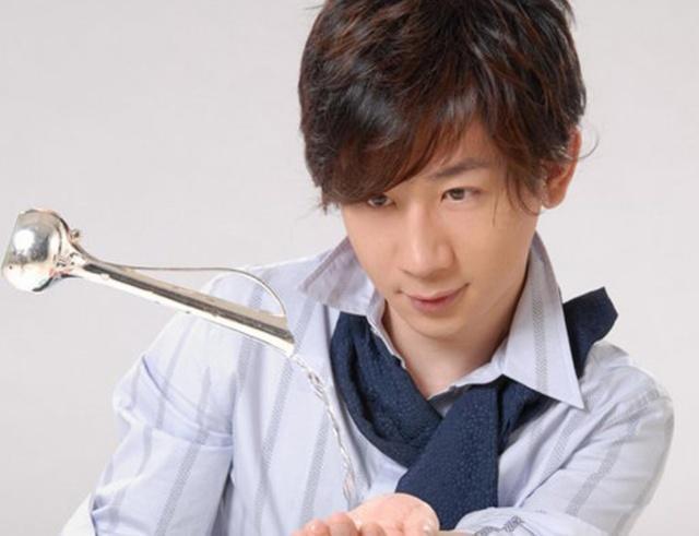 40歲魔術師劉謙發福顯老「與小10歲妻像父女」　頭戴貝雷帽胸前掛眼鏡「如同公園老先生」
