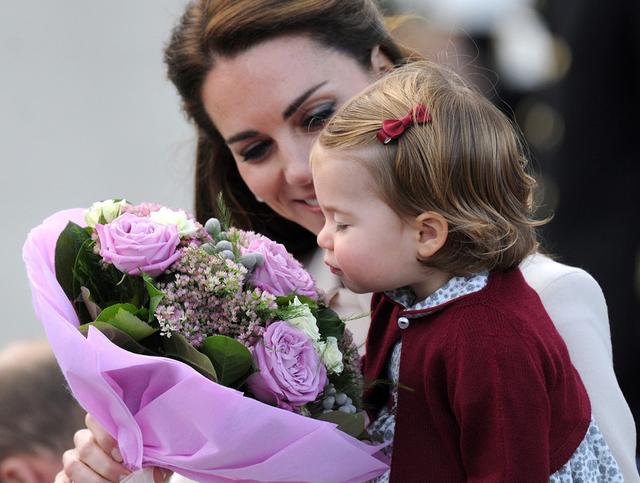 證實懷孕傳言?凱特王妃「突然取消工作」留丈夫獨自現身晚會,肯辛頓宮發布聲明:為了孩子!