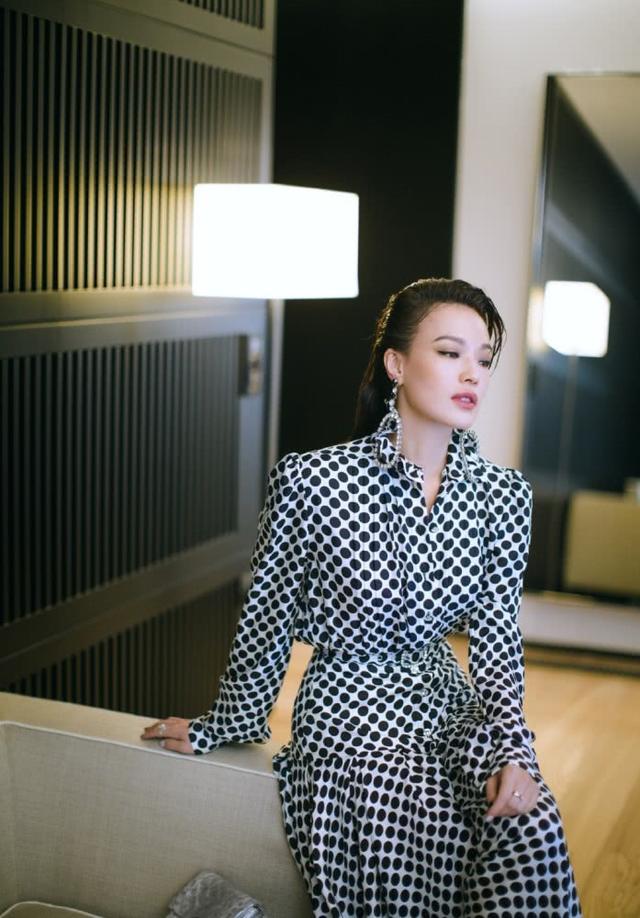 美得好高級！43歲舒淇挑戰「交叉禮服露鎖骨」大膽又魅惑，身姿優美迷人：馮德倫好眼光