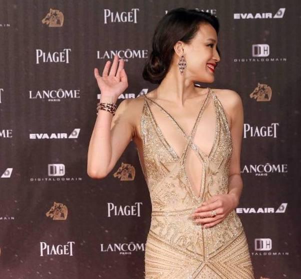 美得好高級！43歲舒淇挑戰「交叉禮服露鎖骨」大膽又魅惑，身姿優美迷人：馮德倫好眼光