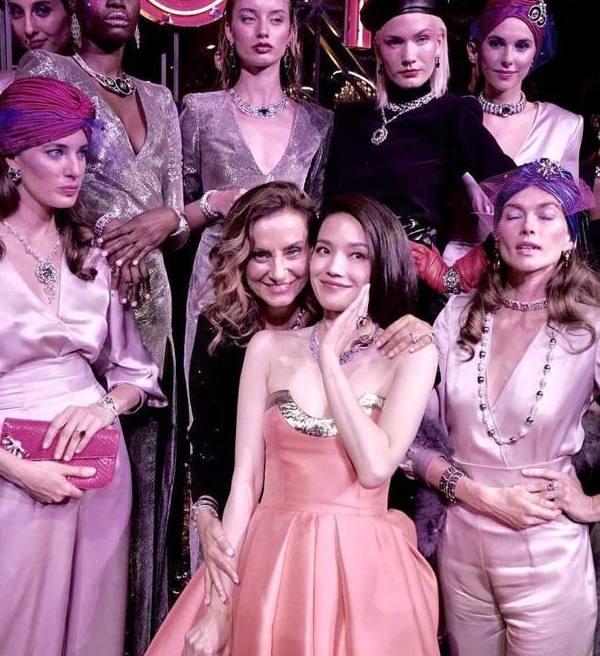 美得好高級！43歲舒淇挑戰「交叉禮服露鎖骨」大膽又魅惑，身姿優美迷人：馮德倫好眼光