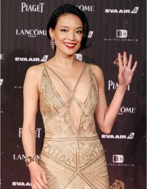 美得好高級！43歲舒淇挑戰「交叉禮服露鎖骨」大膽又魅惑，身姿優美迷人：馮德倫好眼光