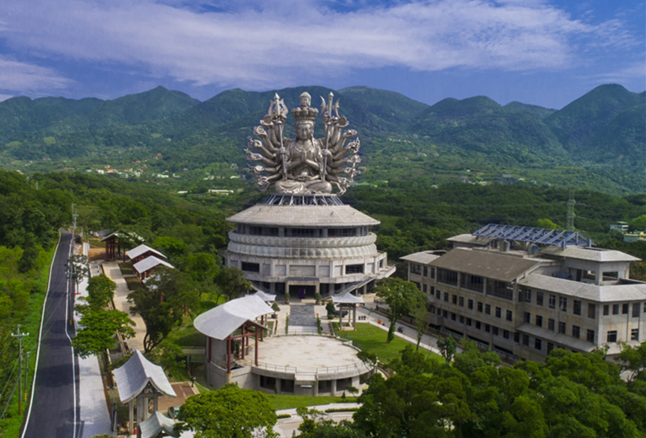 台灣紅到國際！北部超夯景點「千手千眼觀世音」獲金氏紀錄　高達30米超壯觀「夜晚還會散發出聖光」