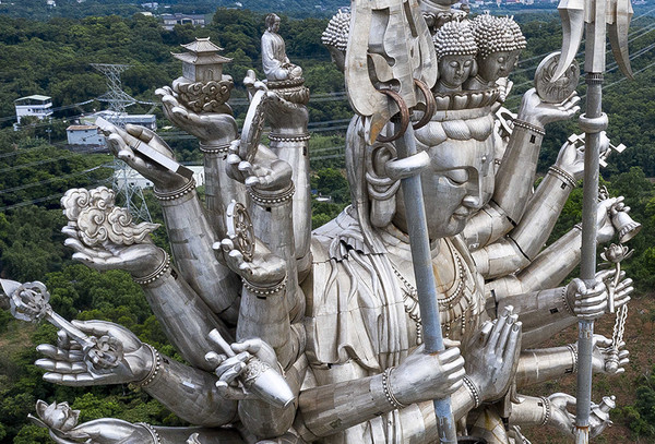 台灣紅到國際！北部超夯景點「千手千眼觀世音」獲金氏紀錄　高達30米超壯觀「夜晚還會散發出聖光」