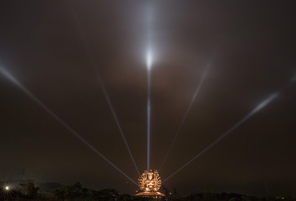 台灣紅到國際！北部超夯景點「千手千眼觀世音」獲金氏紀錄　高達30米超壯觀「夜晚還會散發出聖光」