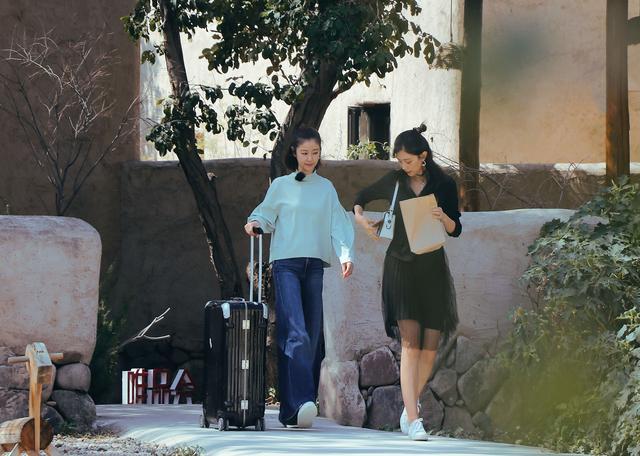 辣媽顏值逆天！林心如扎小辮「穿超大喇叭褲」，混搭拖鞋露出腳趾頭，43歲素顏還像少女一樣清新