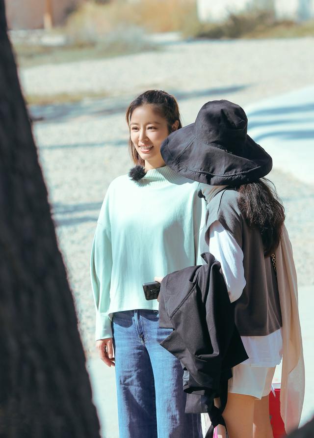 辣媽顏值逆天！林心如扎小辮「穿超大喇叭褲」，混搭拖鞋露出腳趾頭，43歲素顏還像少女一樣清新