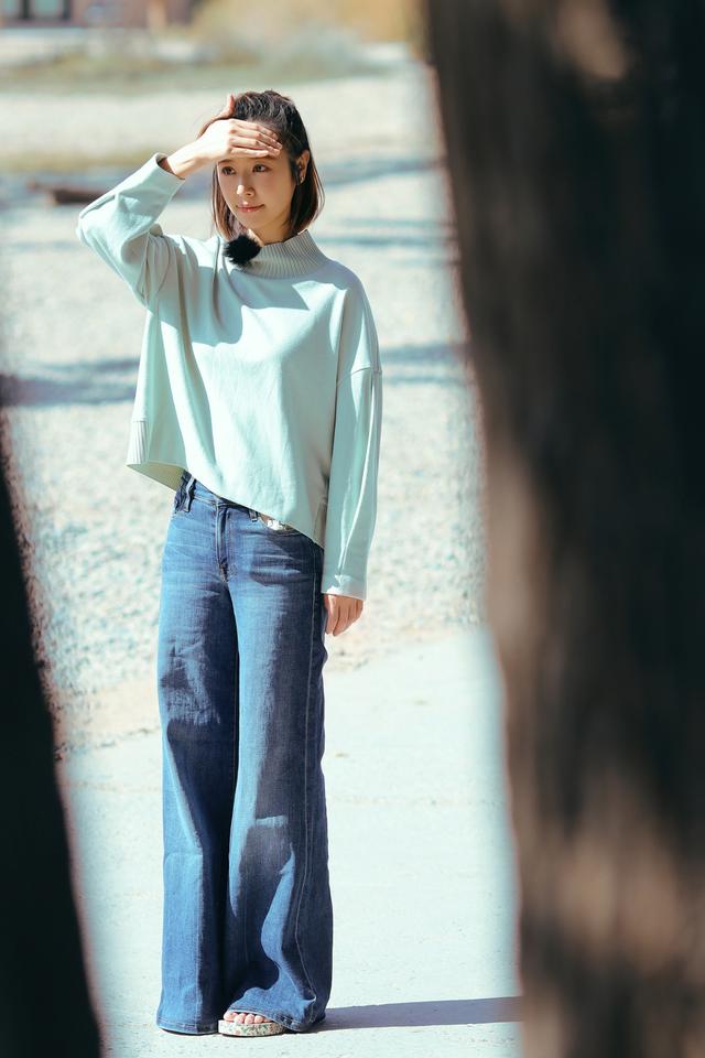 辣媽顏值逆天！林心如扎小辮「穿超大喇叭褲」，混搭拖鞋露出腳趾頭，43歲素顏還像少女一樣清新