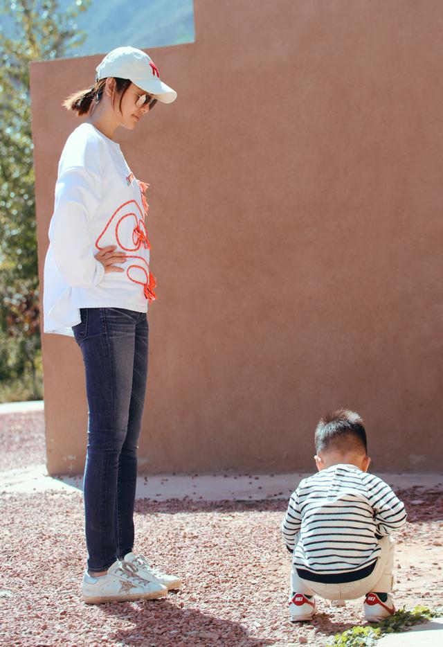 辣媽顏值逆天！林心如扎小辮「穿超大喇叭褲」，混搭拖鞋露出腳趾頭，43歲素顏還像少女一樣清新