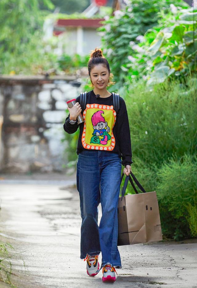 辣媽顏值逆天！林心如扎小辮「穿超大喇叭褲」，混搭拖鞋露出腳趾頭，43歲素顏還像少女一樣清新