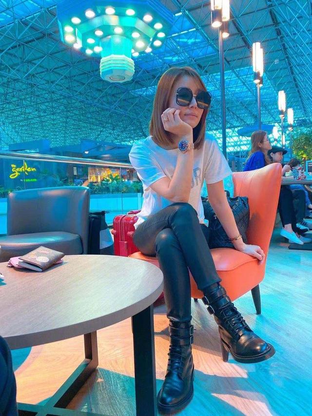 辣媽顏值逆天！林心如扎小辮「穿超大喇叭褲」，混搭拖鞋露出腳趾頭，43歲素顏還像少女一樣清新