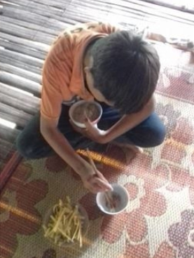 才剛下葬阿嬤！10歲男童「爸爸又逢意外離開」只剩自己苦撐　住破屋種菜養活自己「堅持不接受幫助」