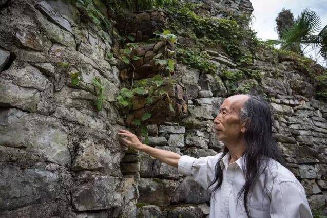 親手打造桃花源！他隱居峽谷20年　花光積蓄「用石頭蓋出一座奇幻城堡」驚艷世人