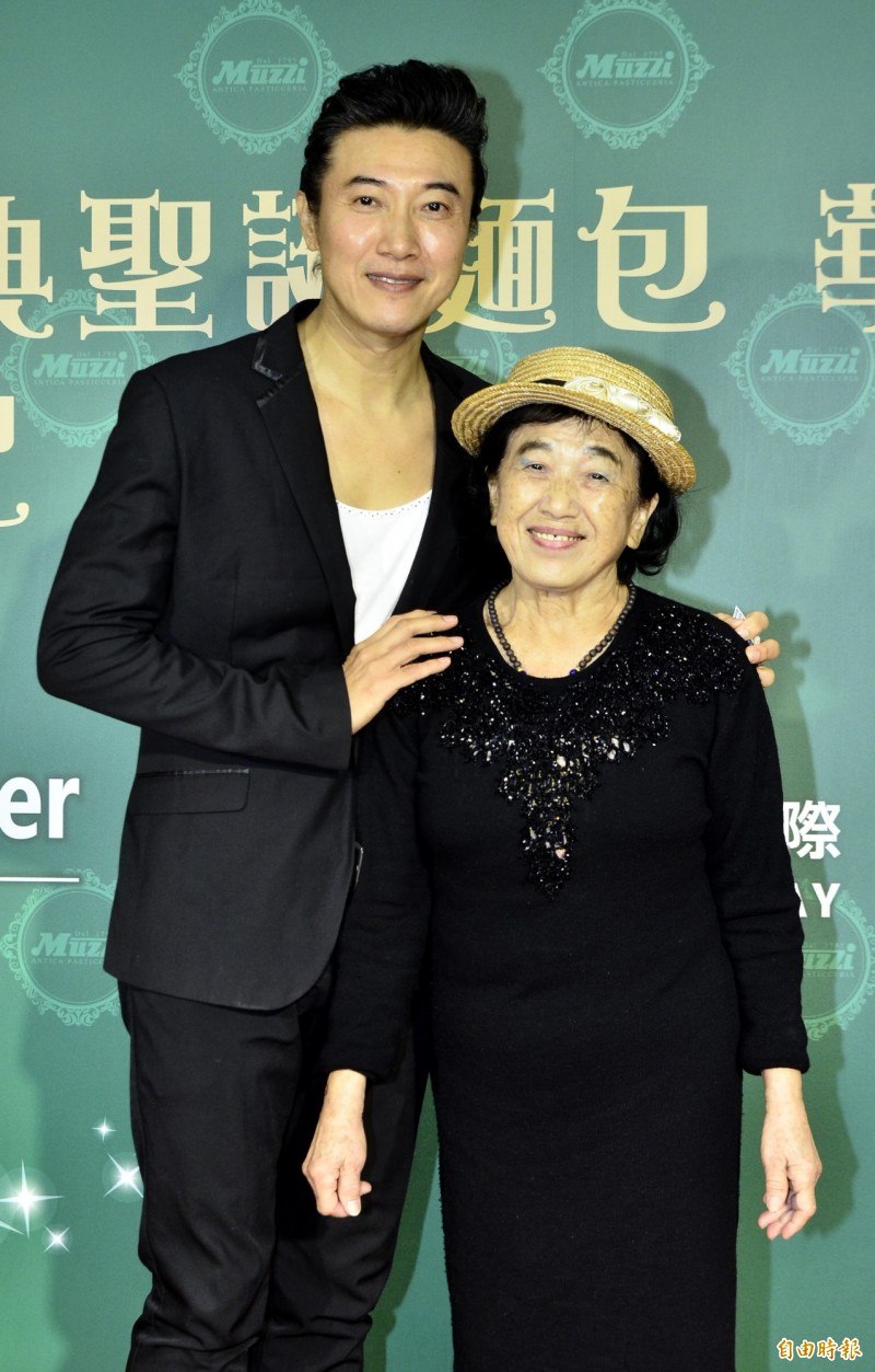 媽媽就是我的女友！54歲陳鴻「到哪都要帶媽媽」樂當職業媽寶　笑曝「77歲母凍齡祕訣」：被我哄出來的