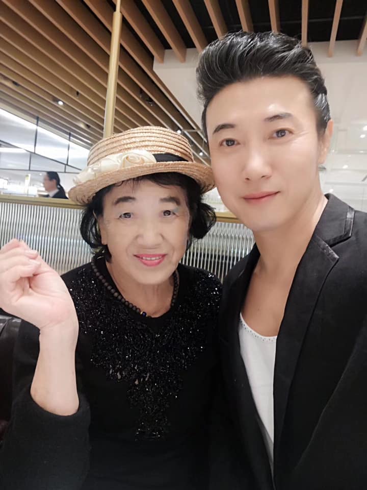 媽媽就是我的女友！54歲陳鴻「到哪都要帶媽媽」樂當職業媽寶　笑曝「77歲母凍齡祕訣」：被我哄出來的