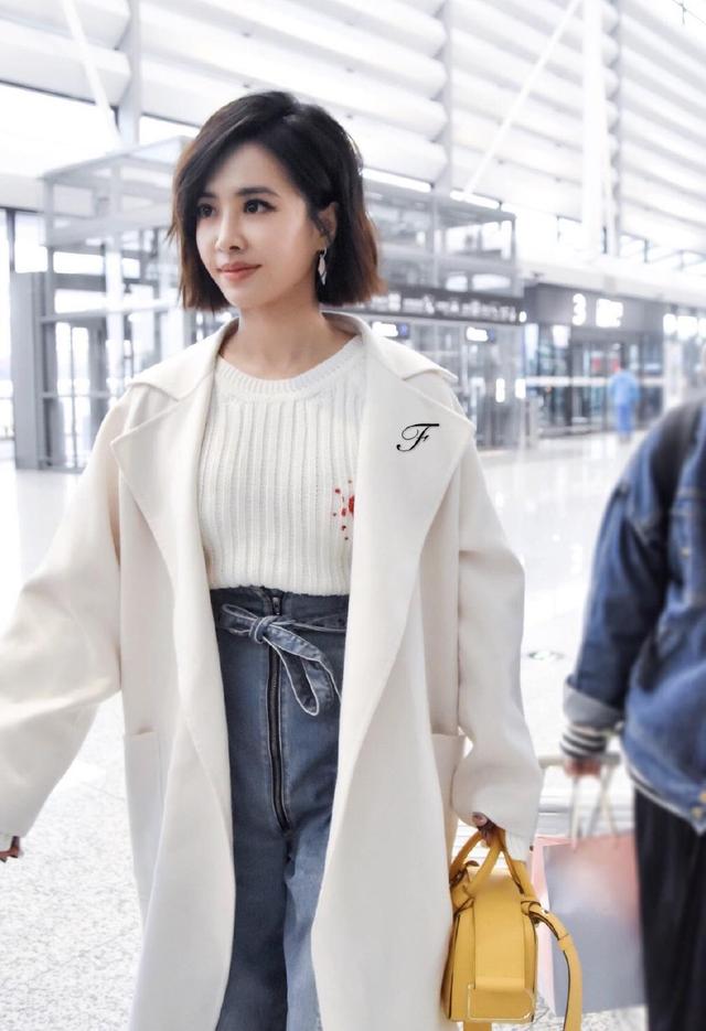 156穿出165既視感!蔡依林穿長款大衣走機,「牛仔褲腰身提到胸下」秒變大長腿,網讃翻:要去穿同款