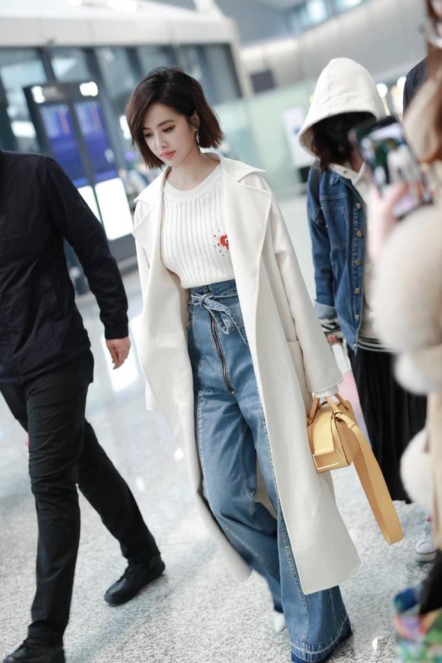 156穿出165既視感!蔡依林穿長款大衣走機,「牛仔褲腰身提到胸下」秒變大長腿,網讃翻:要去穿同款